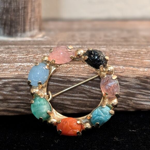 Vintage Ancient Egyptian Revival Carved Resin Scarab Wreath Circle Brooch - Picture 5 of 5